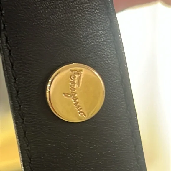 Salvatore Ferragamo Gancini wood logo shoulder bag. Black leather with wood logo - Picture 8 of 17